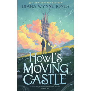 Book cover of 'Howl's Moving Castle' by Diana Wynne Jones with a castle and two characters on a hill.