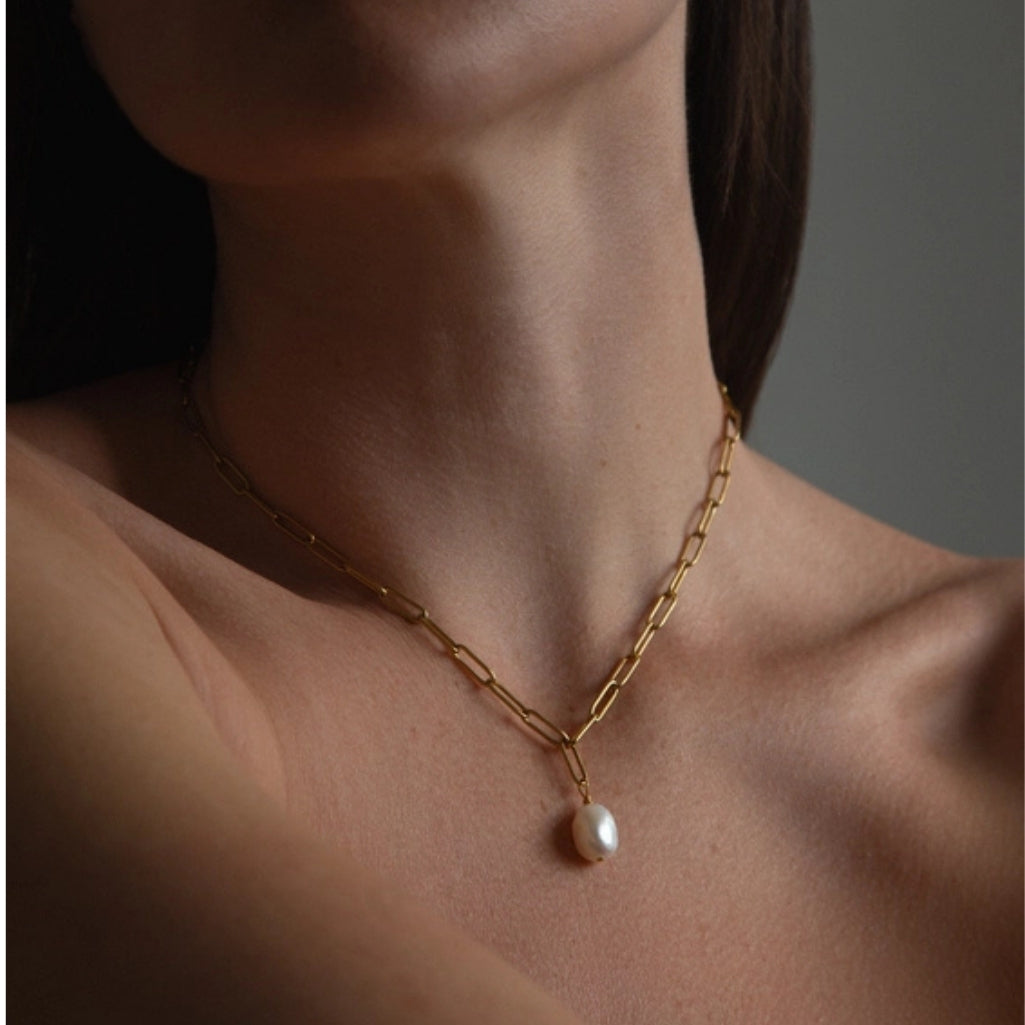 Fresh water pearl Necklace lifestyle