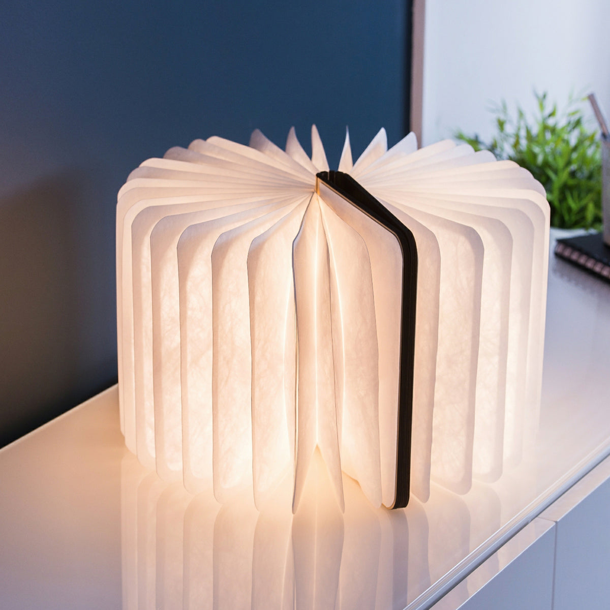 Smart Book Light Maple Mini open 360 degrees, lifestyle shot